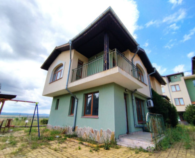 Двуетажна къща в Кошарица с панорамна гледка, без такса поддръжка