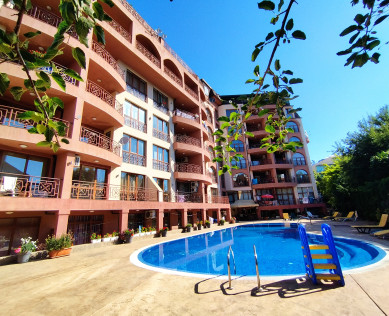 Двустаен апартамент в Слънчев бряг с гледка към басейна